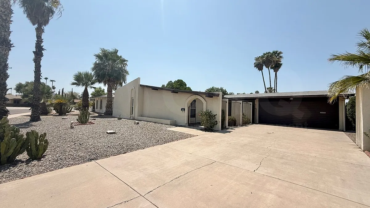 4 bed, 2.0 bath, 1956 sqft, $2,399 — Photo 2