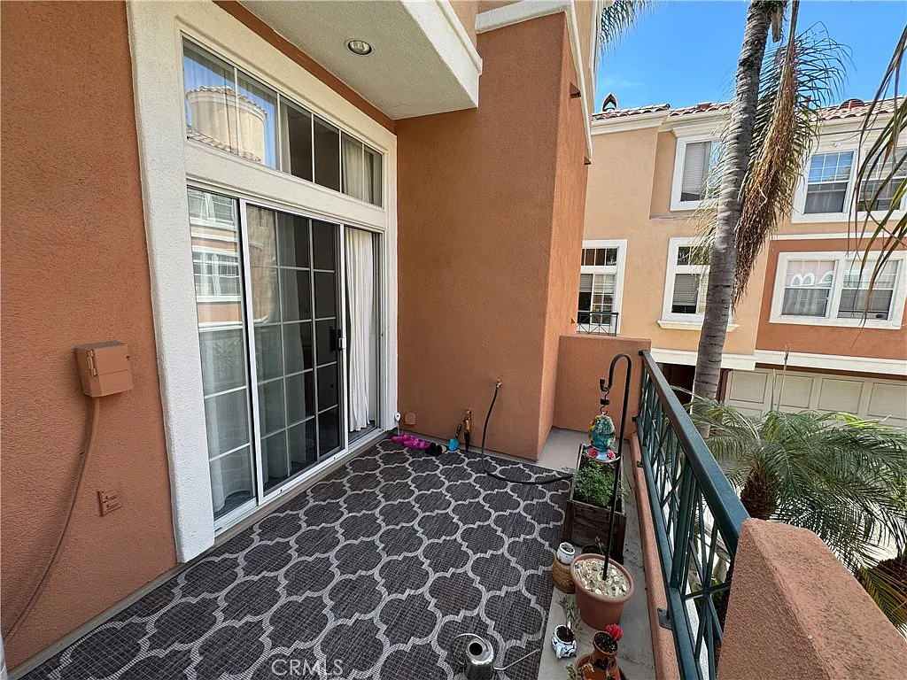 2 bed, 2.5 bath, 1347 sqft, $3,950 — Photo 4