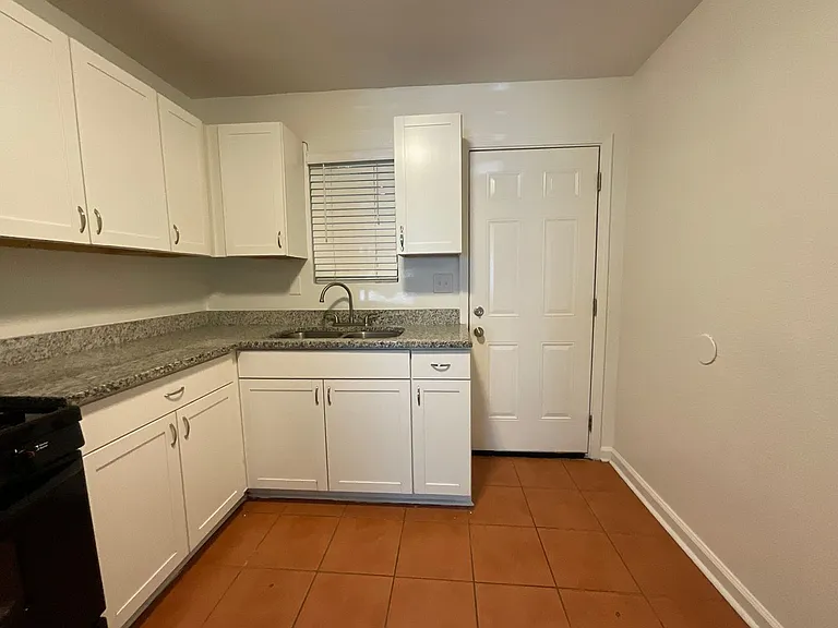 Willow Creek Apartments — Photo 7