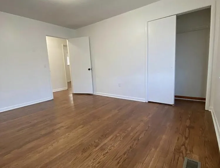 5610 N Elm St — Photo 18
