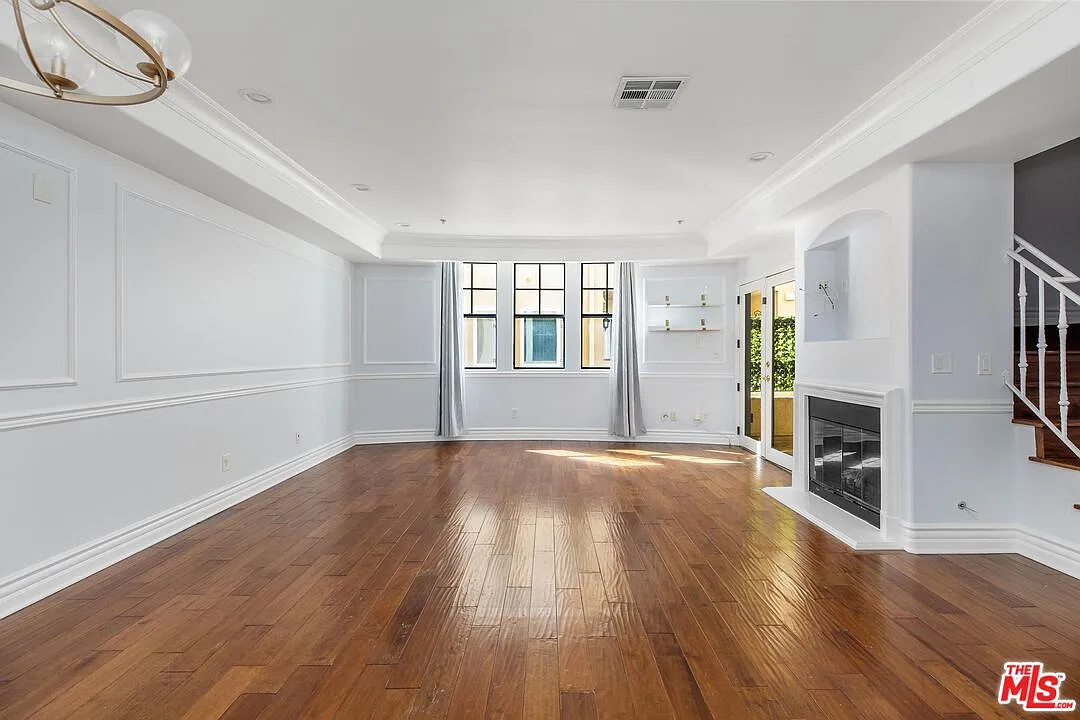 3 bed, 3.0 bath, 1600 sqft, $5,500 — Photo 2