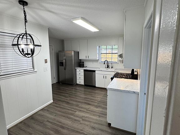 3rd image of 2689 Hillcrest Dr