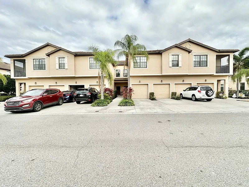 3 bed, 2.5 bath, 1776 sqft, $2,195 — Photo 2