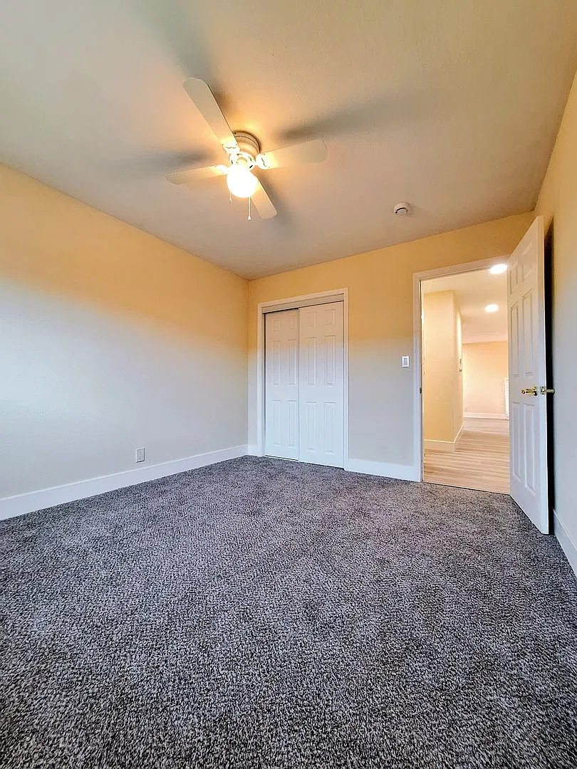 Refurbished 2bd House With Office & Exterior Laundry Room — Photo 2