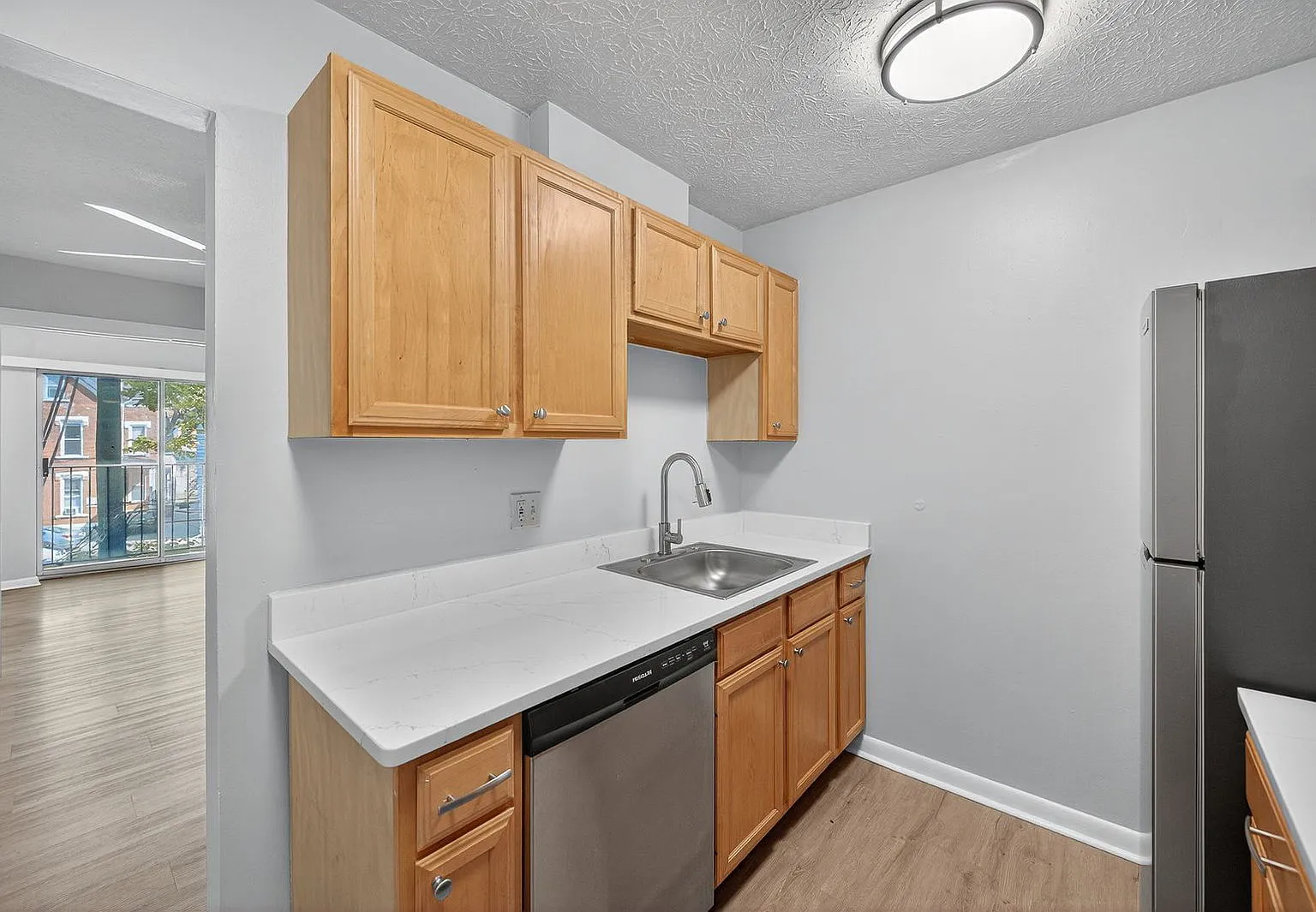 2 bed, 1.0 bath, 675 sqft, $1,199 — Photo 2