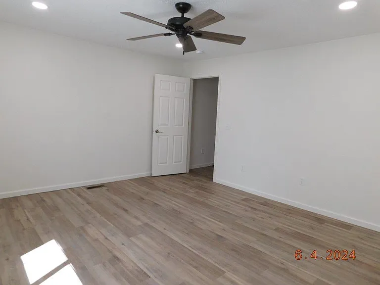220 S Sycamore St — Photo 12