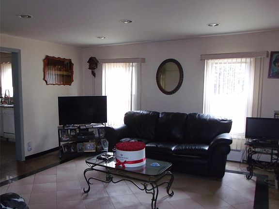 4th image of 145 Bayview Avenue