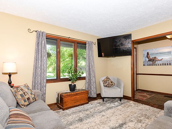 4th image of 1085 Waterford Dr
