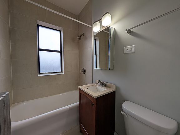 3rd image of 4237 N Paulina St #4614-412
