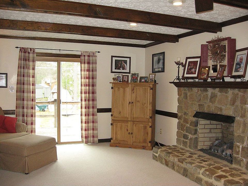 Large Family Rm w/stone fireplace