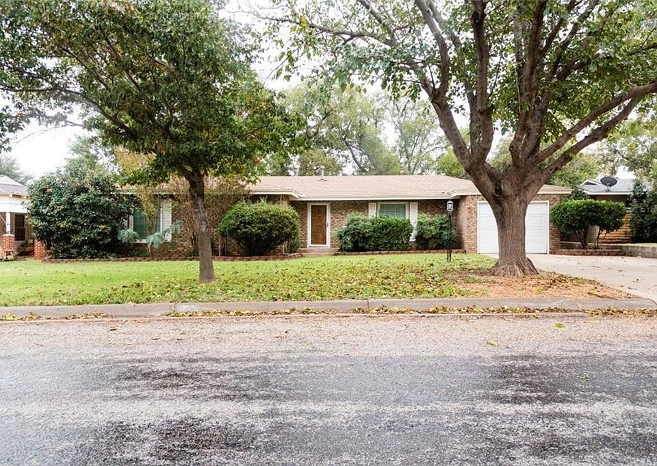 1st image of 810 Crescent Dr