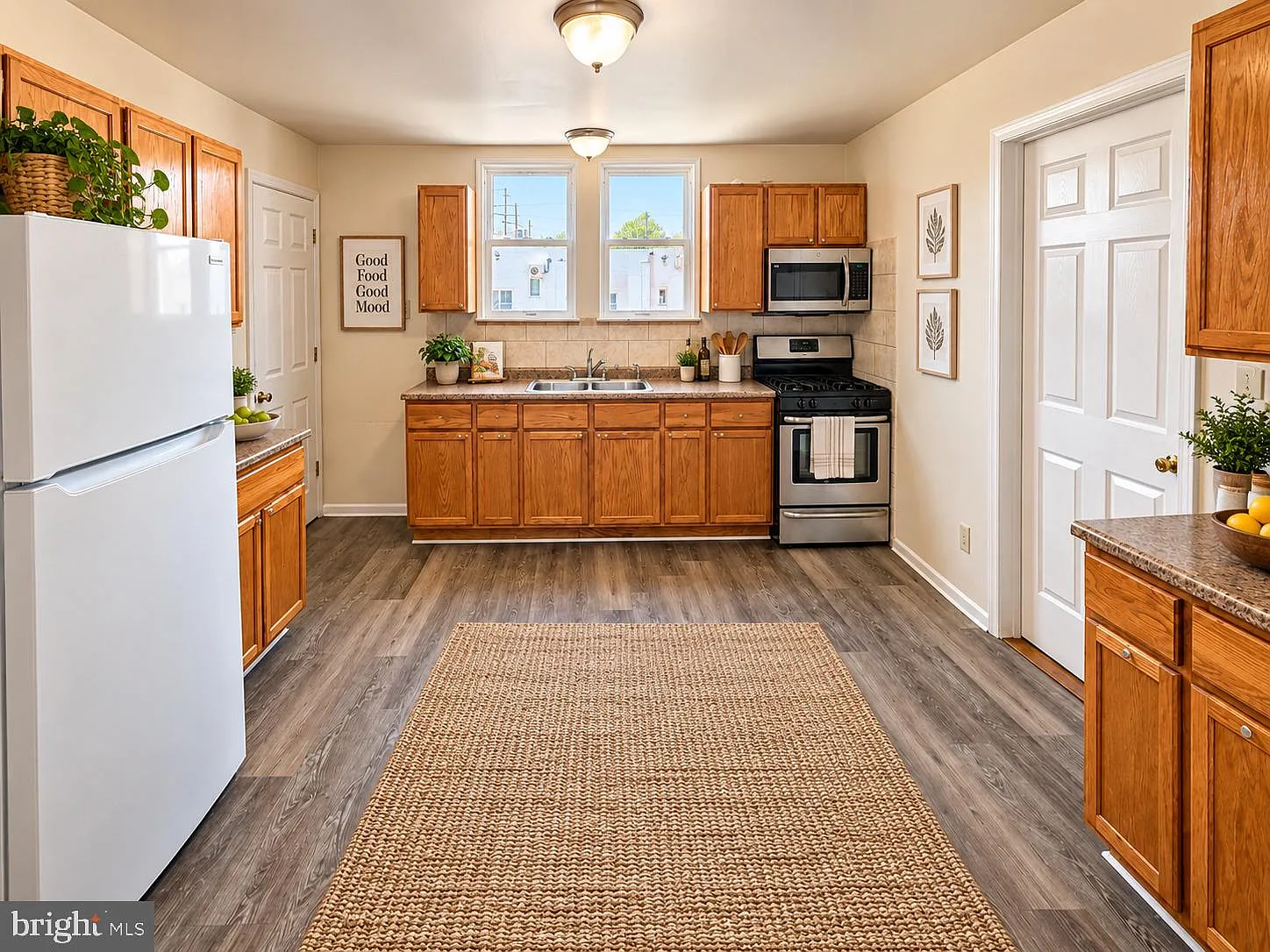 3 bed, 1.5 bath, 1229 sqft, $2,700 — Photo 4