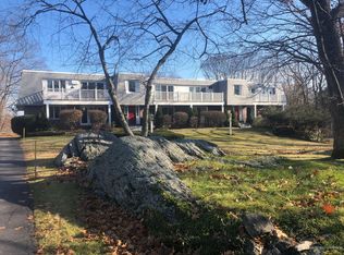970 Shore Rd APT 1, Cape Elizabeth, ME 04107