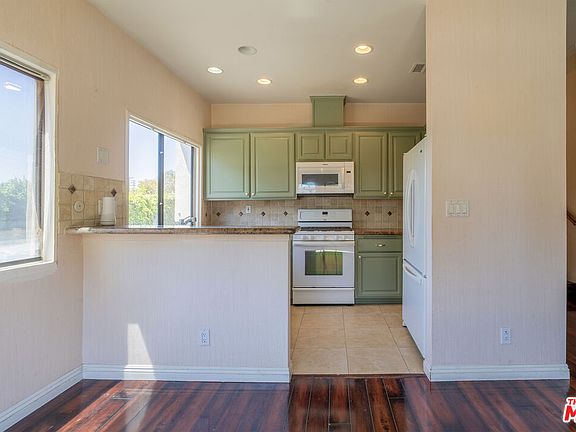 5th image of 18445 Hatteras St #504