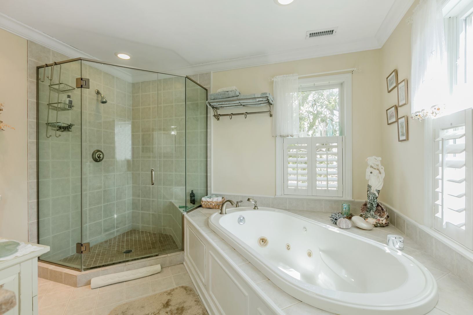 Spat Tub and Separate Shower