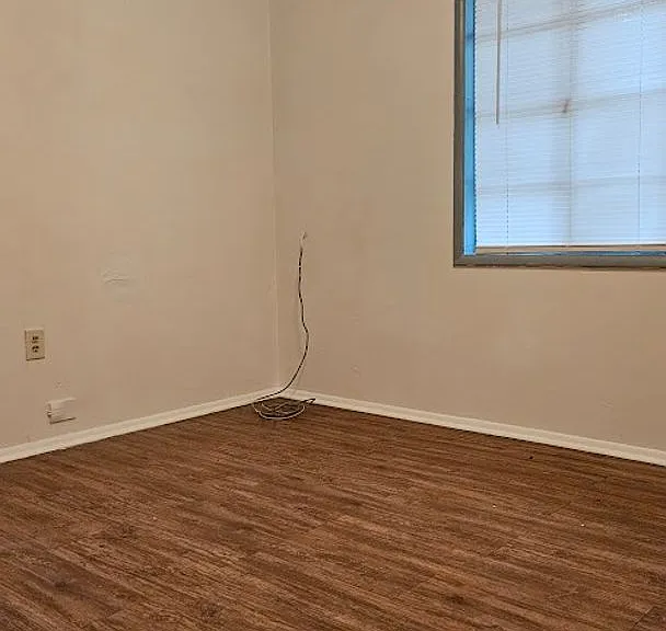 1615 Beverly Ave — Photo 5