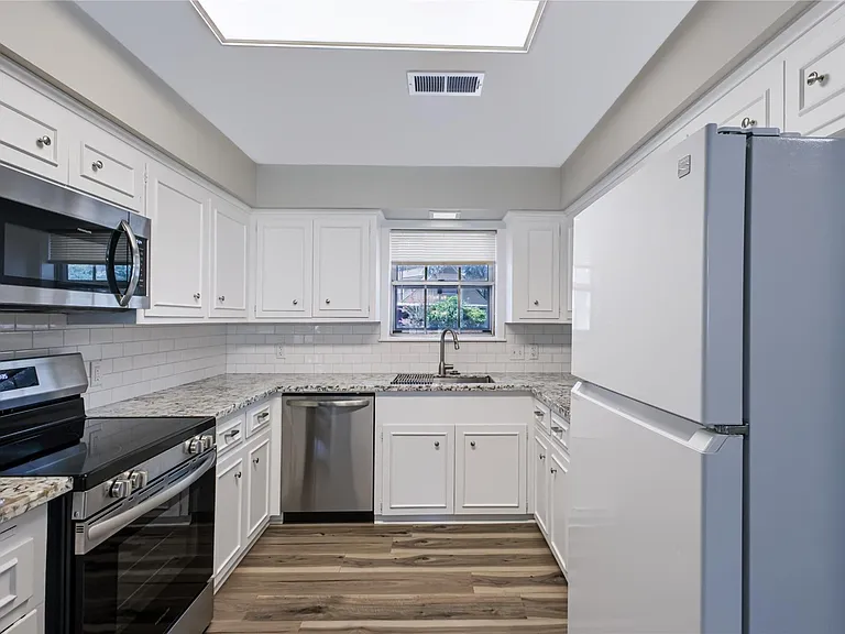 2405 Powell St — Photo 5