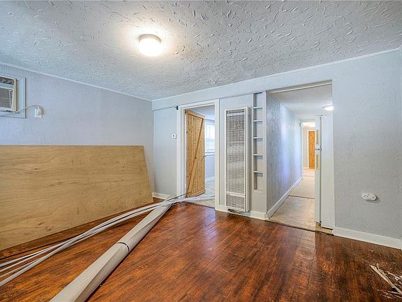 3rd image of 805 Rhodes Ave