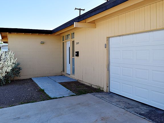3rd image of 2209 Chapman Dr