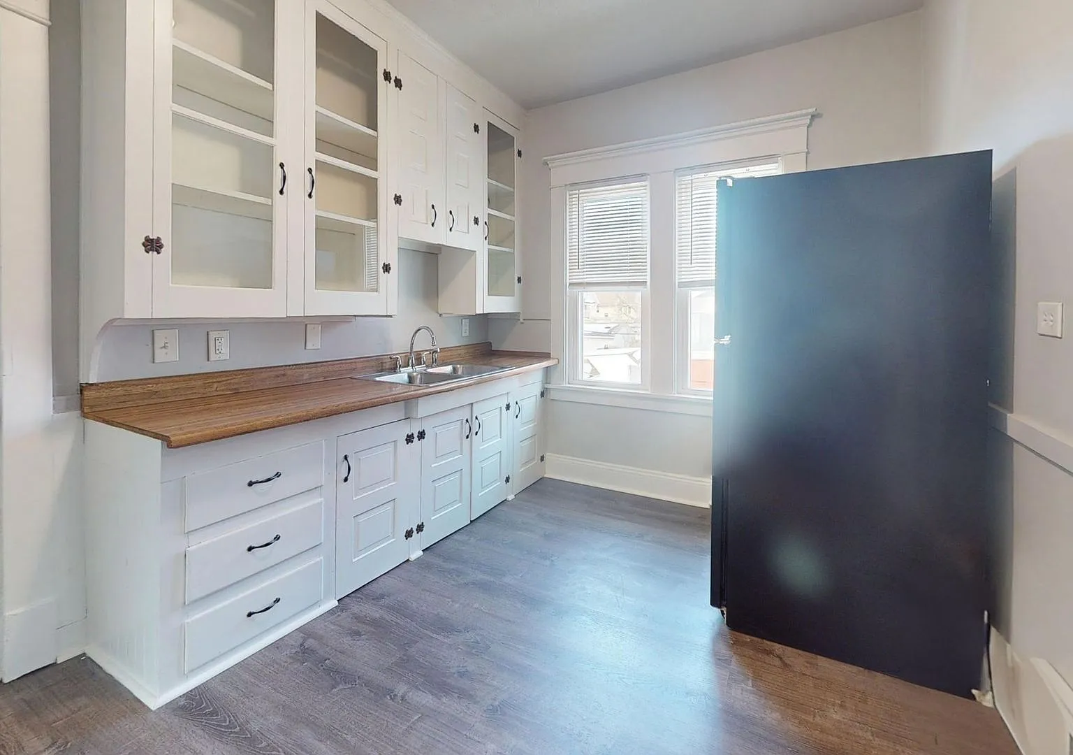2046 Wyandotte Ave — Photo 4