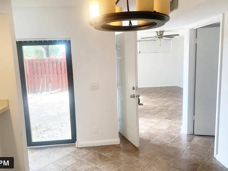 3915 Victoria Dr NE — Photo 29