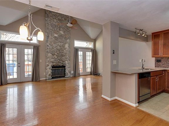 3rd image of 947 S Lake Cir
