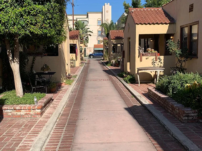 Bakman Ave — Photo 10