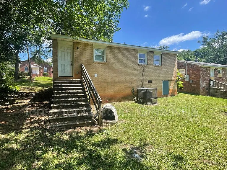 695 Saxon Ave — Photo 7