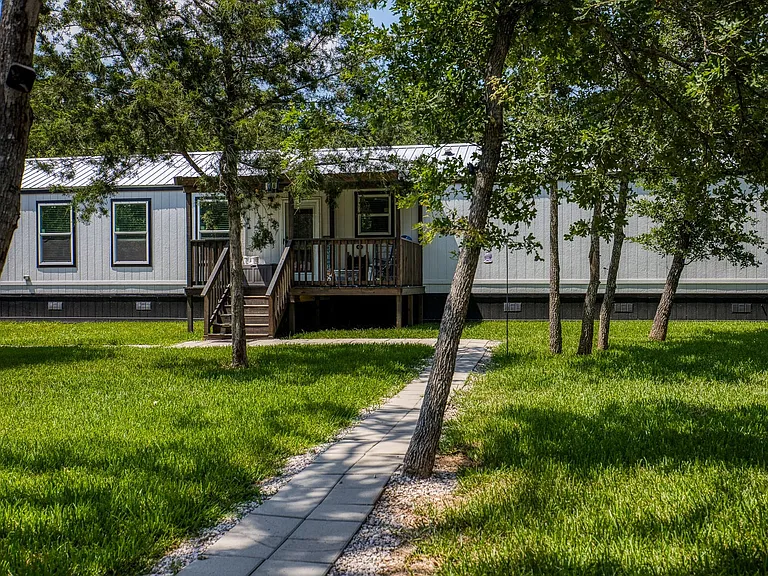 102 Hilltop Ct — Photo 1