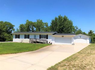 92 Cottonwood Dr, Columbus, NE 68601