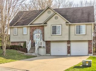 1017 SW Montana Ridge Dr, Grain Valley, MO 64029