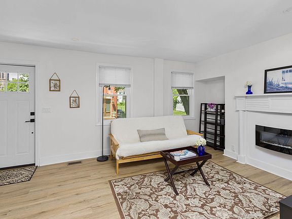 2nd image of 16 E Burlington St