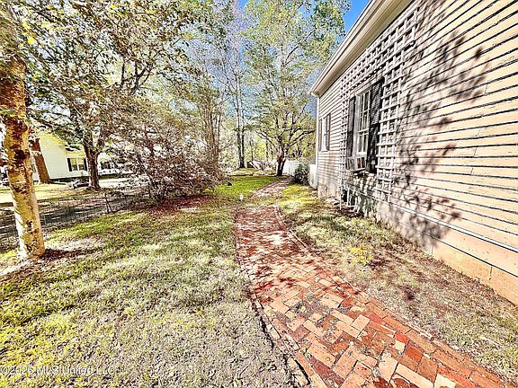 5th image of 240 W Chulahoma Ave