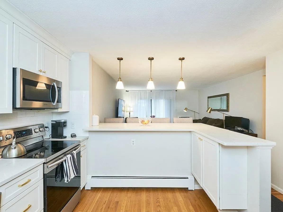 2 bed, 817 sqft, $2,700 — Photo 2