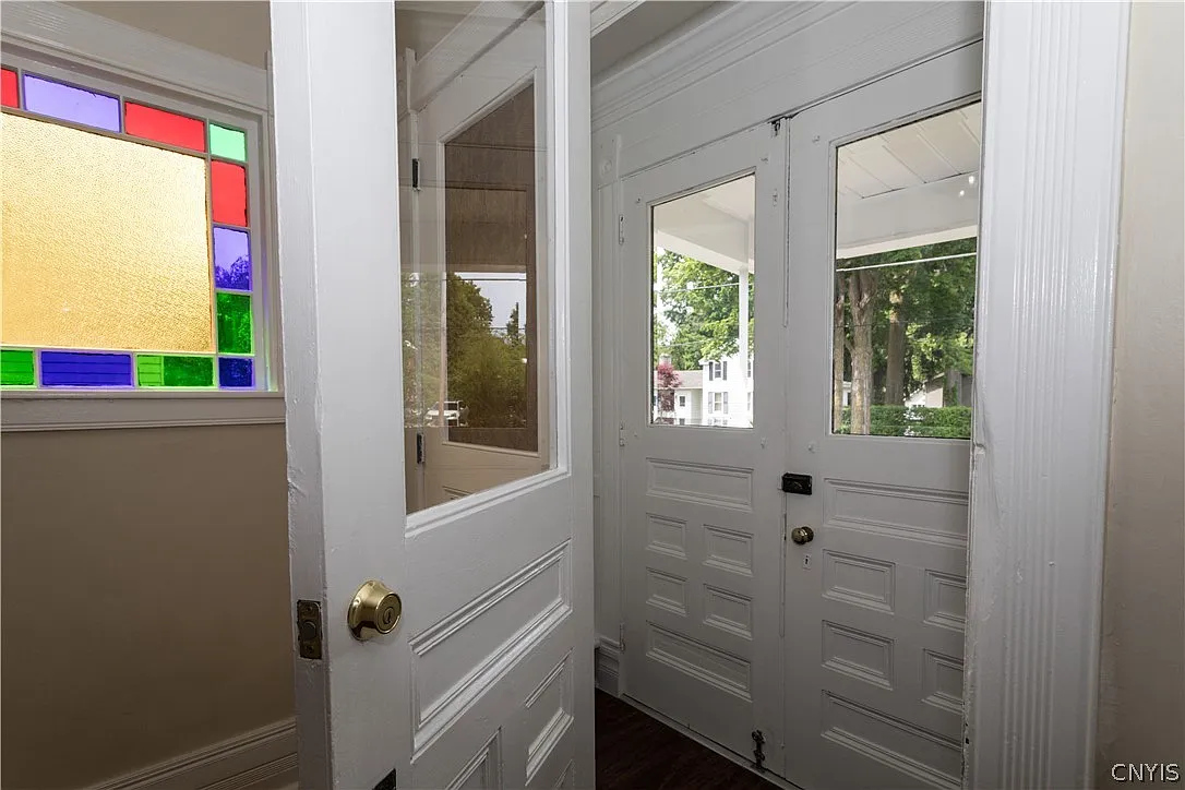 3 bed, 1.0 bath, 1330 sqft, $2,250 — Photo 2