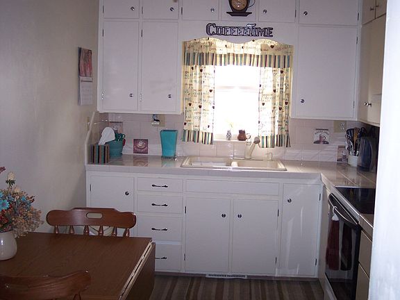 eat-in kitchen