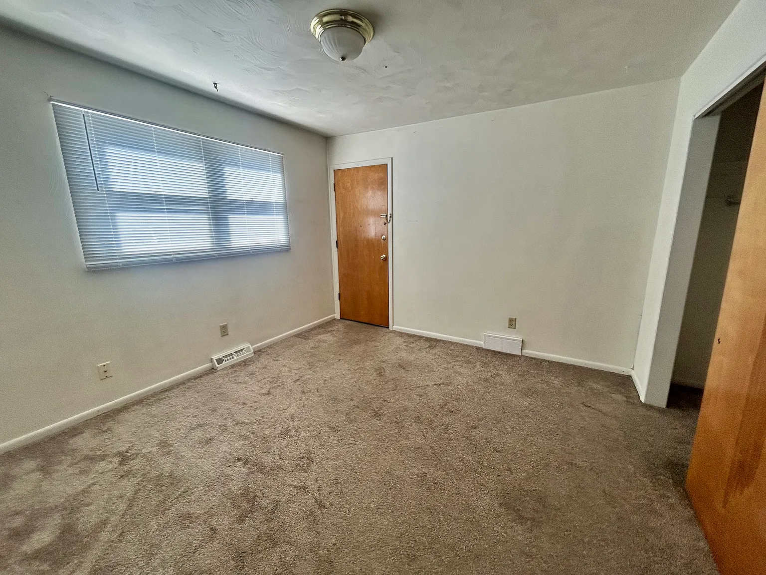 435 W 10th St — Photo 3