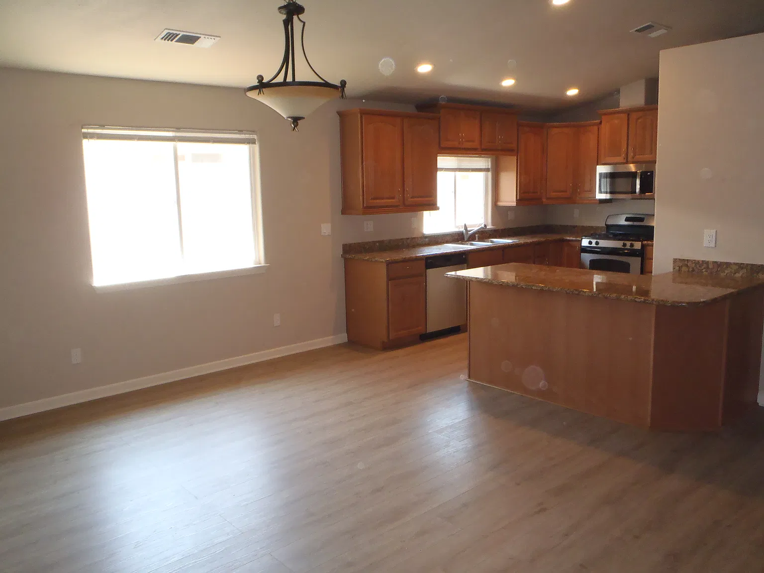 3 bed, 1512 sqft, $1,800 — Photo 2