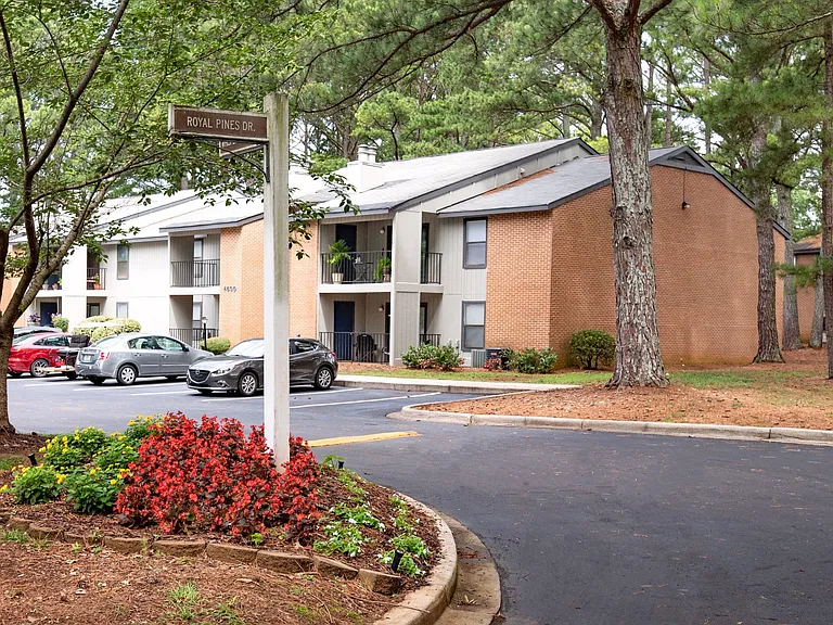 Royal Pines — Photo 32