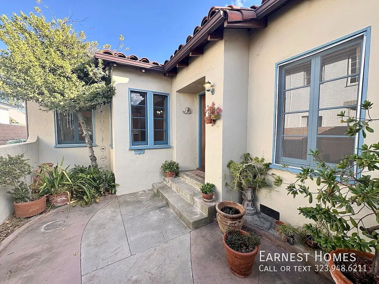 Beautiful Spanish-Style 3-Bedroom Home in Coveted Burbank — Photo 2