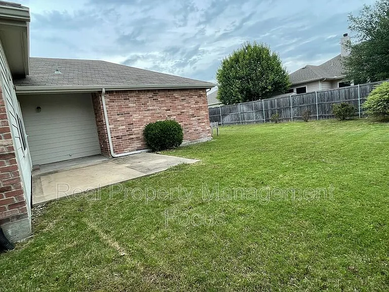 1004 Trickham Dr — Photo 26