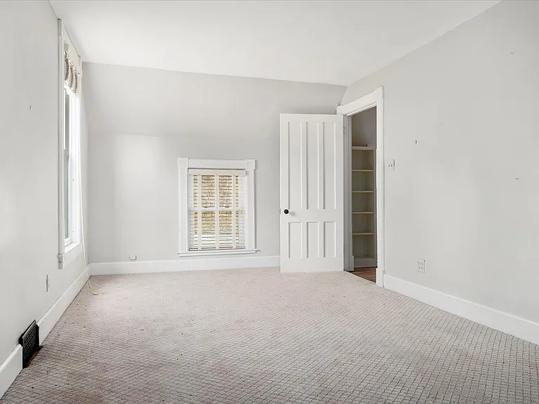 139 College St — Photo 44