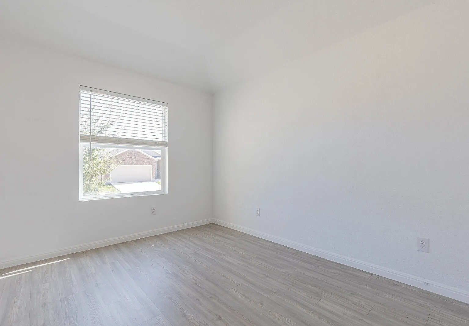 3 bed, 2.0 bath, 1410 sqft, $1,985 — Photo 3