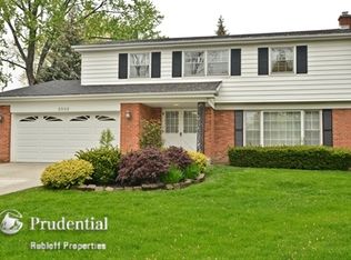 2502 Pick Dr, Glenview, IL 60025