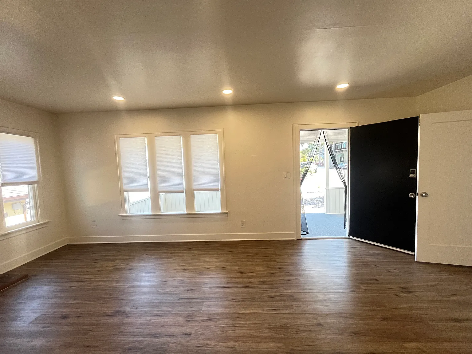 3 bed, 1.5 bath, 1100 sqft, $4,500 — Photo 2