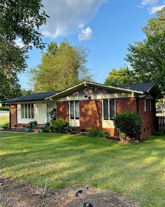 1st image of 3001 Shallowford Dr