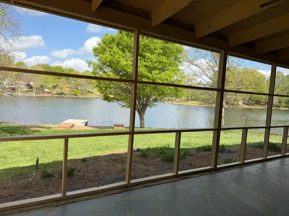 18 Forest Lake Cir, Greensboro, NC 27407