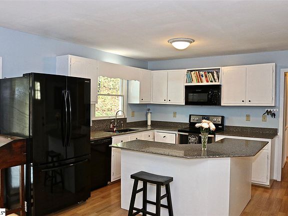 5th image of 253 Caroldean Dr