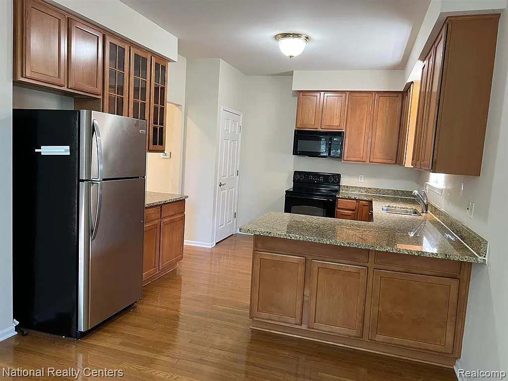 3 bed, 3.5 bath, 2226 sqft, $2,900 — Photo 3