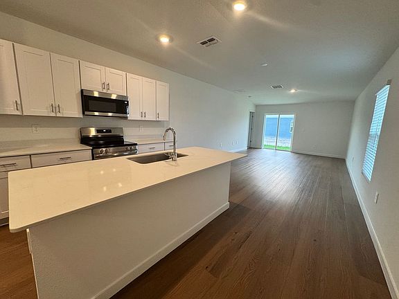 5th image of 3784 NE 32nd Ct